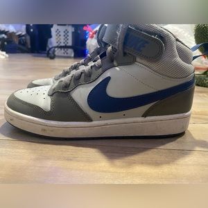 Nike Air Forces Size 6 Youth. 2022
Court Borough Mid 2 PS 'Grey Fog Mystic Navy'